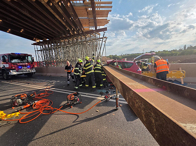 Pád mostní traverzy na auto u Třebíze vyšetřuje policie jako nedbalost