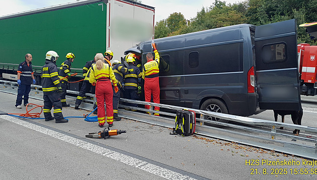 Na D5 na Tachovsku se srazil kamion s dodávkou, záchranáři se tam těžce dostávali