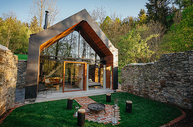 Místo pole kopřiv a bahna vykouzlili čtyři romantické chatky, jsou dokonalé