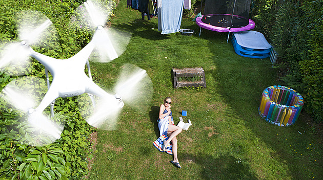 Sousedské peklo. Kamery míří na náš dům, dron lítá nad zahradou. A k tomu urážky