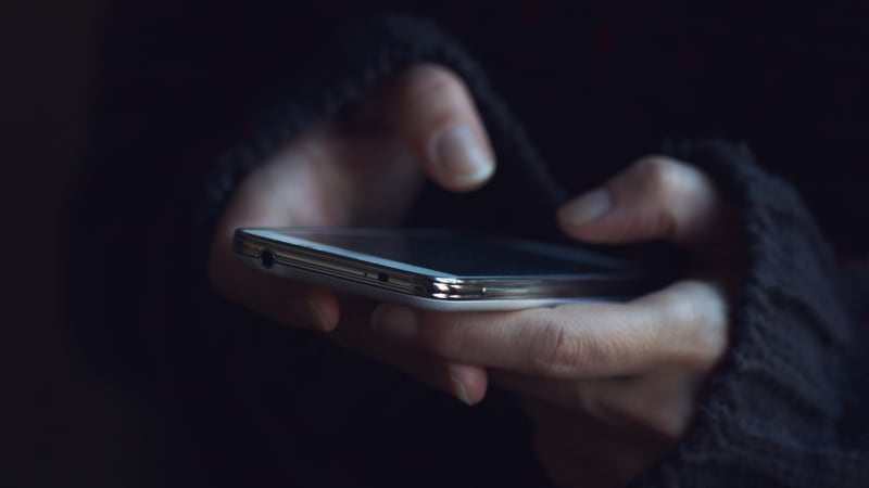 Konec soukromí na internetu? EU řeší plošné sledování WhatsAppu či e-mailů. Chce chránit děti