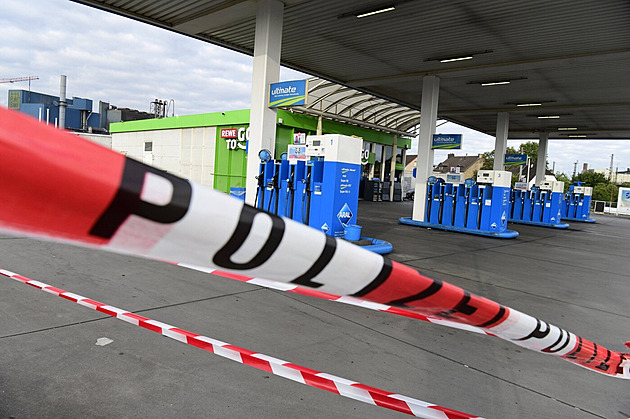 Pachateli, který v Německu vytrhl zbraň policistovi a zastřelil ho, bylo teprve 18 let