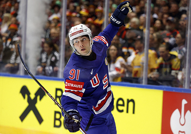 Stačilo pár zápasů a už se dočká miliardy. Talent Nazar v NHL slaví rekordní smlouvu