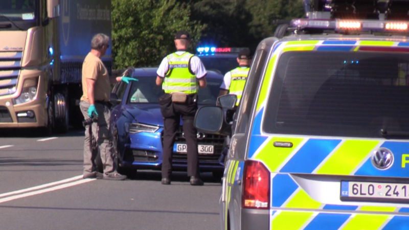 Divoká honička na Liberecku: Agresivní cizinka srazila policistu. Zastavil ji až kamion