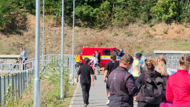 Nález těla u Hostivařské nádrže. Lékař konstatoval smrt, muži bylo kolem 50 let 