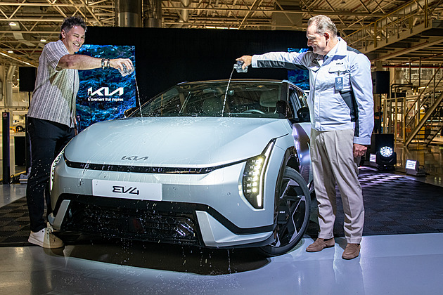 Kia zahájila na Slovensku výrobu elektromobilu. Nástupce ceedu pokřtil Jágr