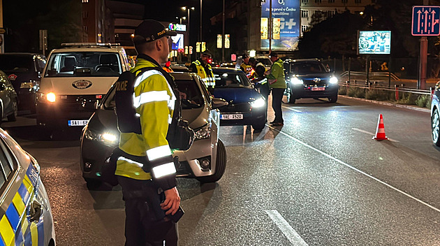 Drogy i celostátně hledaní, policie si posvítila na řidiče v Praze. Padaly pokuty