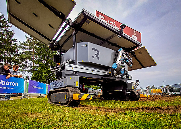 Mladí nechtěli na pole, tak farmáři pomohl s pěstováním cibule a ředkviček robot