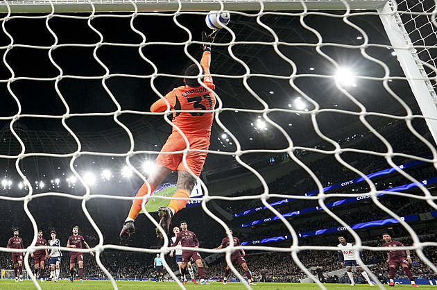 ONLINE: Manchester City hraje s Tottenhamem, večer Arsenal hostí nováčka