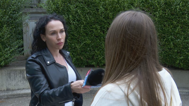 Vzal dva nože a pořezal se na krku: Svědci promluvili o tragickém zásahu policie v Ďáblicích