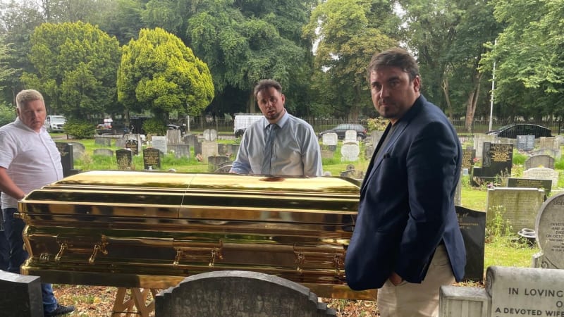 Zlatá rakev pro „krále cikánské rodiny“: Extravagantní pohřeb se mohl konat až měsíc po smrti