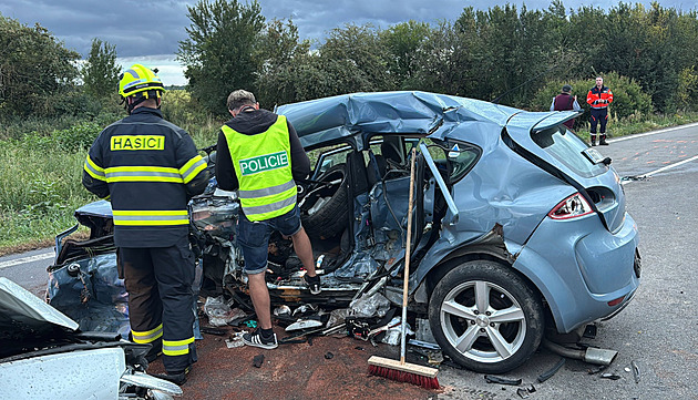 Na Nymbursku se srazily čtyři vozy a dodávka, jeden řidič zemřel, šest zraněných