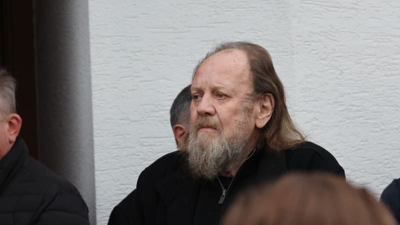 Semelka ruší vystoupení, učí se znovu chodit. Do ústavu nastoupil necelý rok po smrti Zeťové