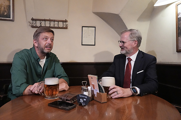 Klid na debatu u piva neměli, fotili se s lidmi. Hřib za Fialou a Rakušanem nepřišel