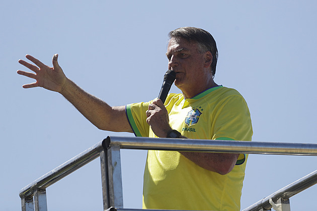 Bývalý brazilský prezident Bolsonaro je pod neustálým dohledem. Hrozí mu 40 let vězení