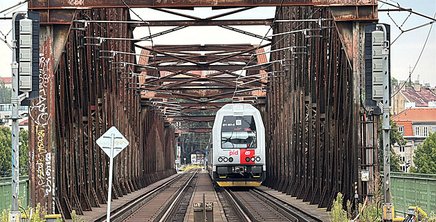 Bagr strhl vedení na trati, zastavil vlaky mezi hlavním a smíchovským nádražím