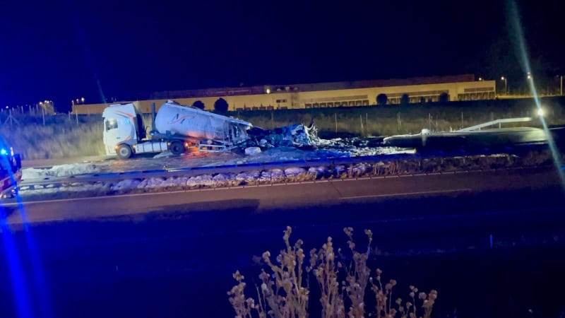 Mohutný požár cisterny na dálnici D11: Provoz stál několik hodin, škody jdou do milionů