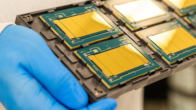Návrat Intelu? Jeho nový procesor má 288 jader v 17 čipletech, s jeho vlastní 1,8nm technologií