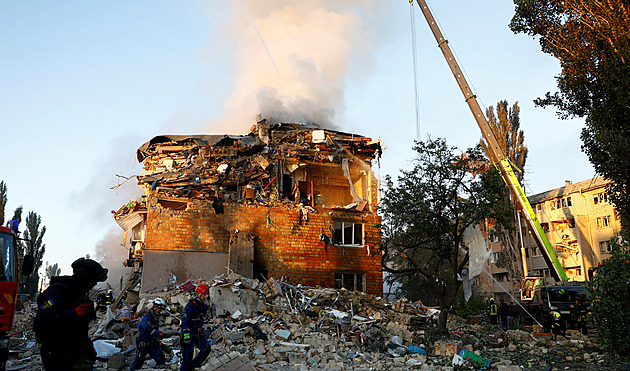 Ukrajinci hlásí systematický vzdušný útok Ruska na Kyjev. Osm lidí zemřelo