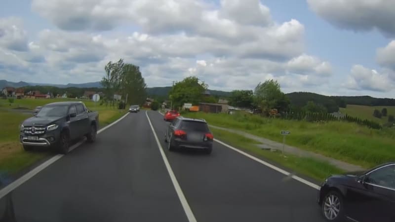 Na Děčínsku vjel před houkající sanitku a počastoval ji vulgárními gesty. Policie řidiče dopadla