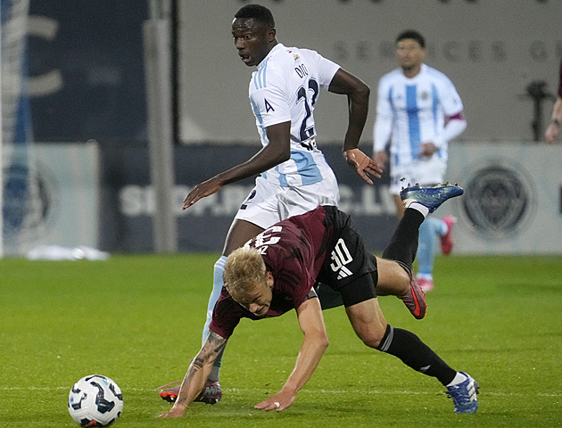 To bylo málo. Sparta splnila postupový úkol. Ale kdo čekal, že se v Rize roztřepe?