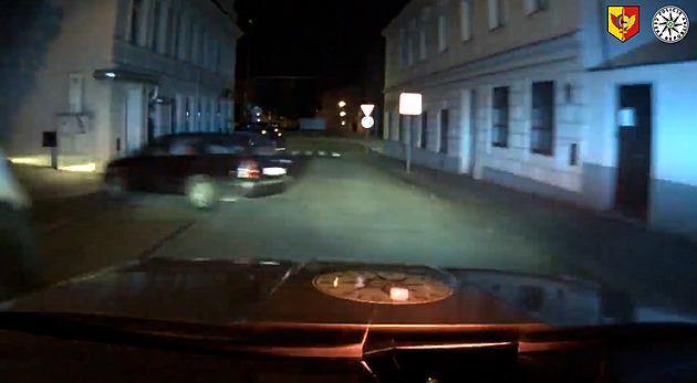 Ujíždějící šofér se řítil Prahou více než stovkou, při honičce vozu hořelo kolo