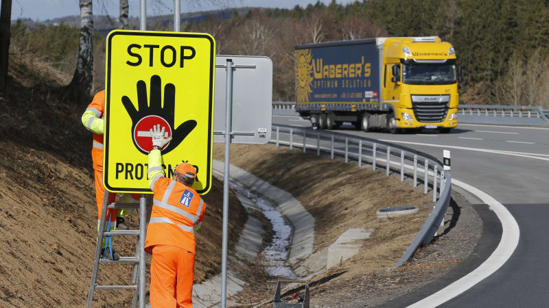 Řidič se řítil v protisměru po hradecké dálnici: Nadýchal tři promile, hrozí mu vězení