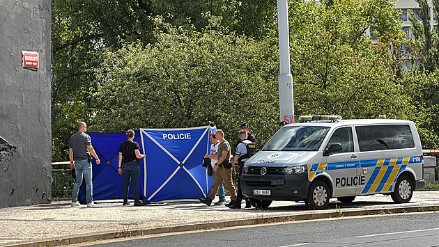 V Holešovicích vytáhli z Vltavy mrtvého muže, policie zjišťuje jeho totožnost