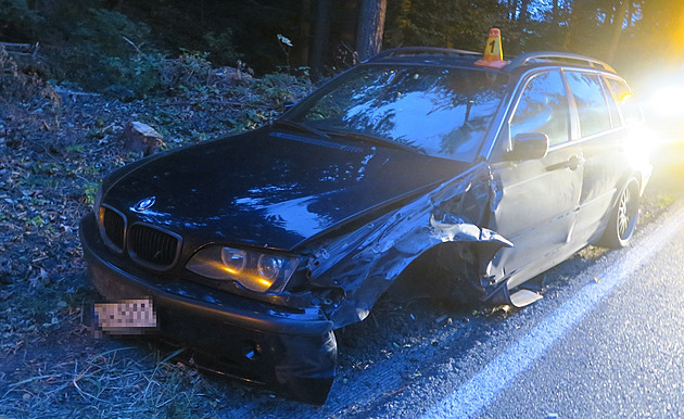 Řidič usnul a narazil do dodávky, utržené kolo pak poškodilo další auto