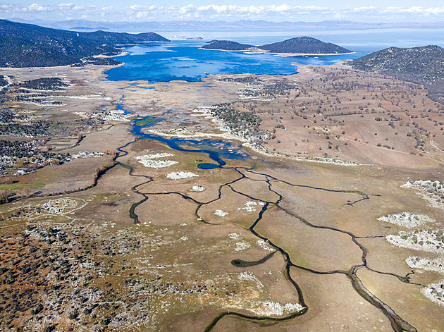 Největší sladkovodní jezero v Turecku rychle vysychá. Je mrtvé, truchlí rybář