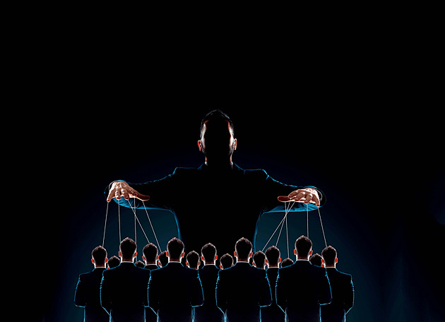 Fenomén nespokojenců i gen pro pověry. Proč věříme konspiračním teoriím