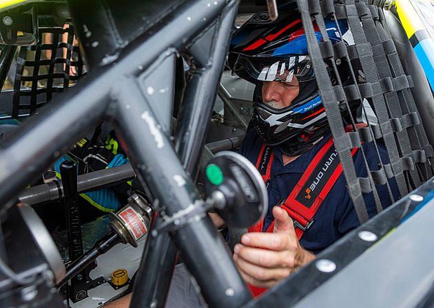 VIDEA TÝDNE: Prezident v závodním speciálu, pád stíhačky a nová past u bankomatů