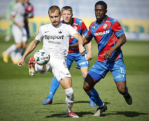 Liberec - Plzeň 1:1, skóre otevřel Ladra, Gabriel po půli srovnal. Višinský se zranil