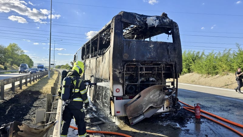 Provoz na Pražském okruhu blokoval požár autobusu. Evakuovalo se 20 lidí