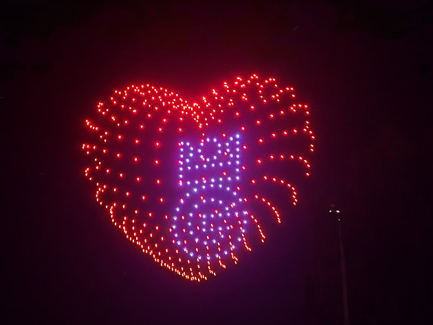 Drony v Hradci si nedalo ujít 20 tisíc lidí, náměstí odpovídalo ohňostrojem