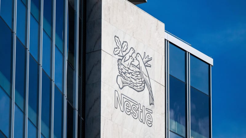 Potravinářský gigant Nestlé vyhodil generálního ředitele. Krk mu zlomil románek s podřízenou