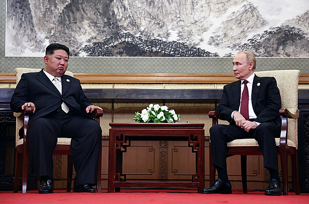 Pomůžeme, jak to jen půjde, řekl Kim v Číně Putinovi. Ten poděkoval za vojáky