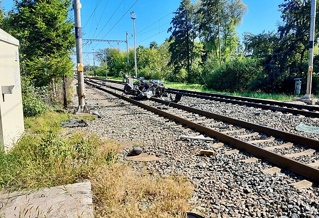 Do auta na přejezdu narazily vlaky z obou směrů. Zastavil se hlavní koridor