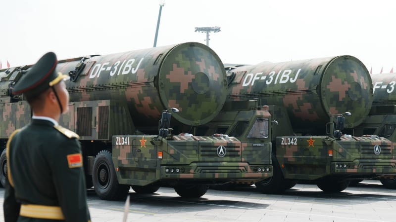 Čína straší novými zbraněmi. Ukázala střely, které mohou zasáhnout Spojené státy