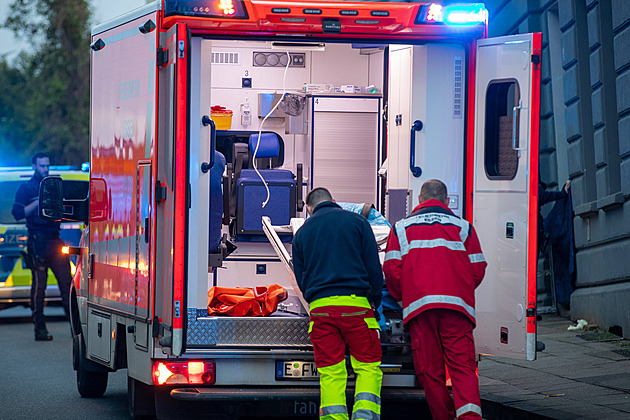 V německém Essenu pobodal žák učitelku, policie ho dopadla na útěku