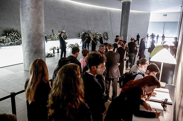 V Miláně se lidé loučí s legendárním módním návrhářem Armanim