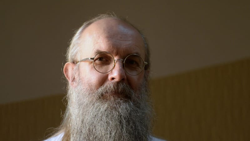 Jazykovědec Oliva: Kde se vzaly prachy a chechtáky a proč se Rusové s Řeky smějí euru?