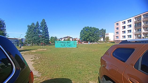 Obyvatelé sídliště odmítají novou bytovku. Kde si budou hrát děti? píší na zdi