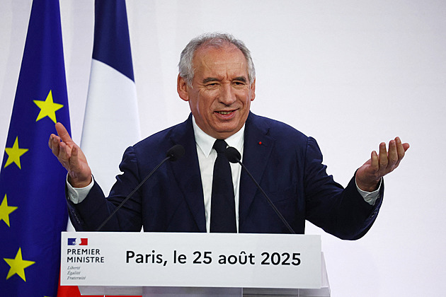 Francie nad propastí další krize. Bayrou se dozví výsledek hlasování o důvěře