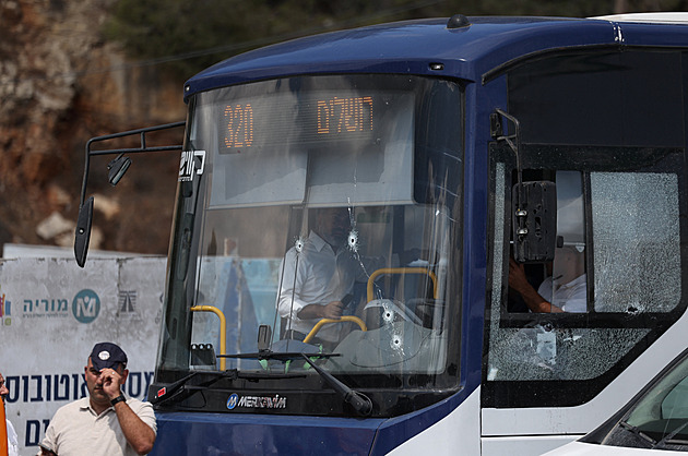 Útočníci v Jeruzalémě vtrhli do autobusu a začali střílet, zabili pět lidí