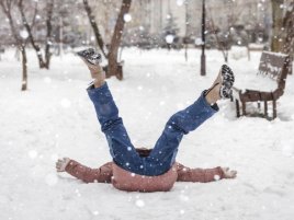 Zapomeňte na tlak a tření: Vědci odhalili pravou příčinu kluzkosti ledu