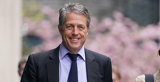 Svůdný i před důchodem. Hugh Grant slaví 65, před dětmi se schovává na záchodě