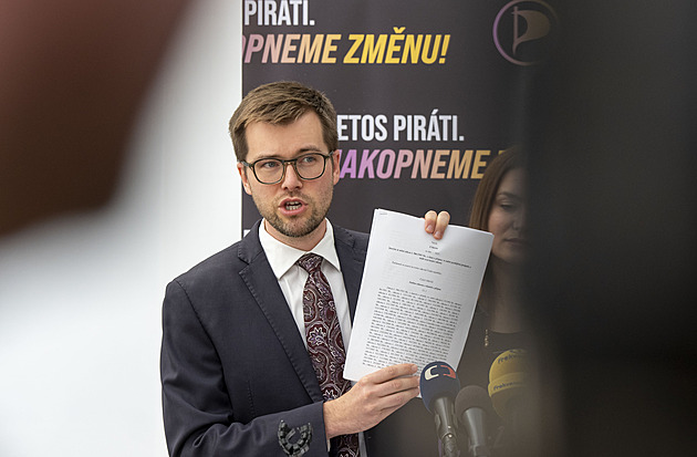 Poslanci se scházejí naposledy. Piráti i SPD chtějí, ať skládá účty Decroix