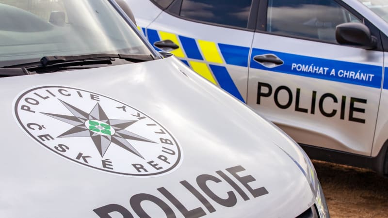 Tragédie na Prostějovsku: Řidička zřejmě dostala smyk a vlétla pod náklaďák, zraněním podlehla