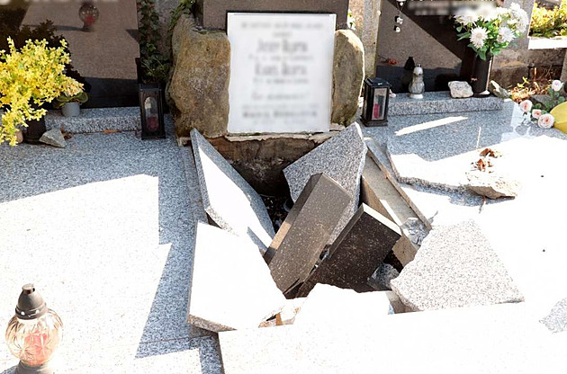 Vandal z olomouckého hřbitova zatím uniká. Možná hledal cennosti, míní policie